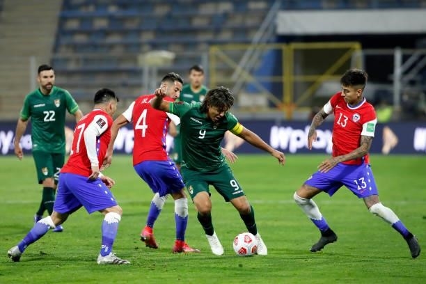 Marcelo Moreno Martins of Bolivia competes for the ball with Gary Medel , Mauricio Isla and Erick Pulgar of Chile during a match between Chile and...