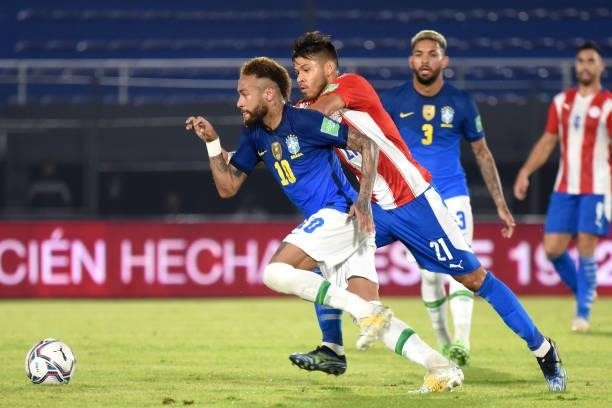 Neymar of Brazil competes for the ball with Óscar Romero of Paraguay during a match between Paraguay and Brazil as part of South American Qualifier...