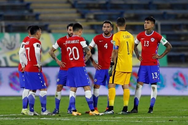 Players of Chile gather after a match between Chile and Bolivia as part of South American Qualifiers for Qatar 2022 at Estadio San Carlos de...