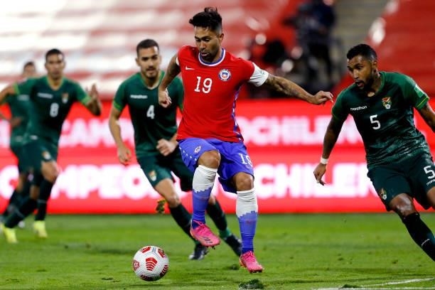 Luis Jimenez of Chile controls de ball during a match between Chile and Bolivia as part of South American Qualifiers for Qatar 2022 at Estadio San...