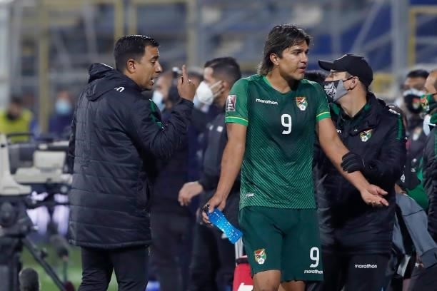 Marcelo Moreno Martins of Bolivia argues with head coach César Farías after being substituted during a match between Chile and Bolivia as part of...