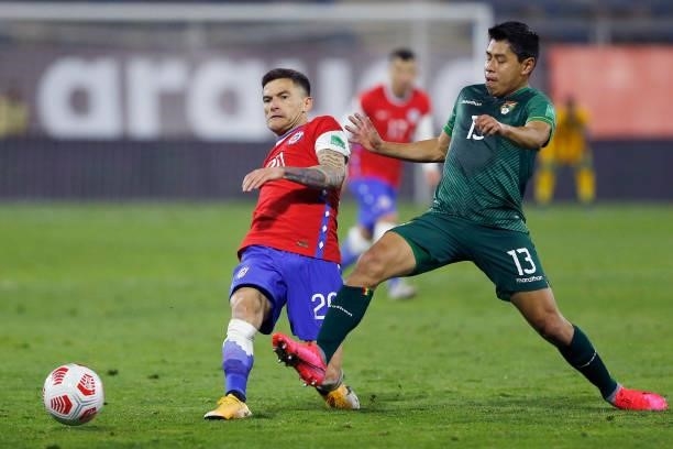 Charles Aránguiz of Chile competes for the ball with Diego Wayar of Bolivia during a match between Chile and Bolivia as part of South American...