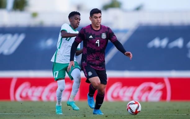 Gilberto Sepúlveda López of Mexico competes for the ball with Aiman Al Kulaif of Saudi Arabia during a International Friendly Match between Mexico...