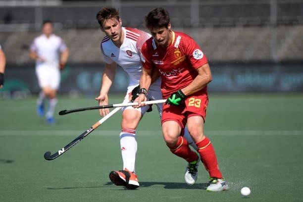 Josep Romeu of Spain, Liam Ansell of England during the Euro Hockey Championships match between Spanje and Engeland at Wagener Stadion on June 8,...