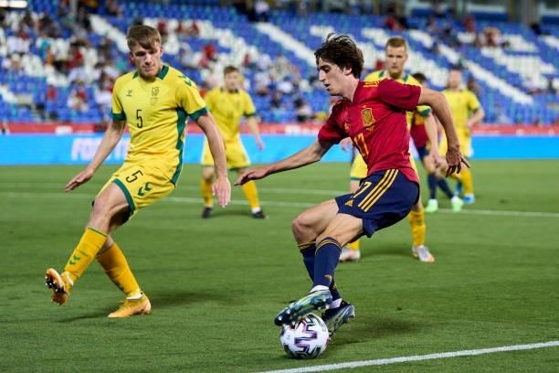 Bryan Gil of Spain U21 battle for the ball with Markas Beneta of Lithuania during the international friendly match between Spain U21 and Lithuania at...