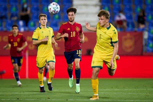 Javi Puado of Spain U21 battle for the ball with Markas Beneta of Lithuania during the international friendly match between Spain U21 and Lithuania...