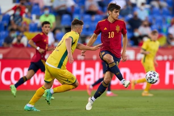 Gonzalo Villar of Spain U21 battle for the ball with Martynas Dapkus of Lithuania during the international friendly match between Spain U21 and...