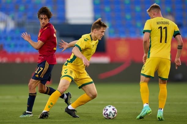 Bryan Gil of Spain U21 battle for the ball with Megelaitis of Lithuania during the international friendly match between Spain U21 and Lithuania at...