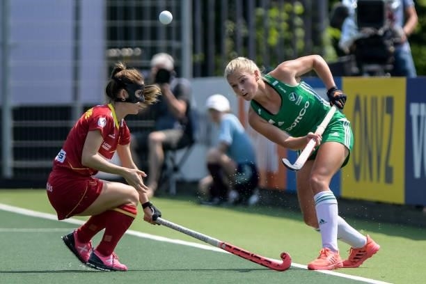Carlota Petchame of Spain and Chloe Watkins of Ireland during the Euro Hockey Championships match between Ireland and Spain at Wagener Stadion on...