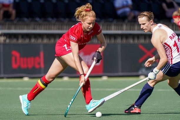 Michelle Struijk of Belgium, Elena Rayer of England during the Euro Hockey Championships match between Belgium and England at Wagener Stadion on June...