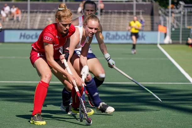 Emma Puvrez of Belgium, Isabelle Petter of England during the Euro Hockey Championships match between Belgium and England at Wagener Stadion on June...