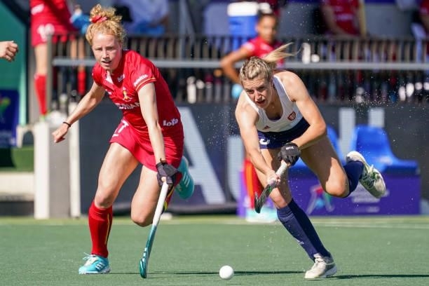 Michelle Struijk of Belgium, Lily Owsley of England during the Euro Hockey Championships match between Belgium and England at Wagener Stadion on June...