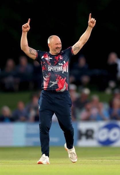 Darren Stevens of Kent celebrates dismissing James Vince of Hampshire Hawks during the Vitality T20 Blast match between Kent Spitfires and Hampshire...