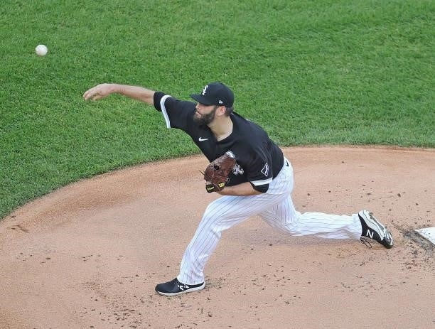 Starting pitcher Lance Lynn of the Chicago White Sox delivers the ball against the Toronto Blue Jays at Guaranteed Rate Field on June 09, 2021 in...