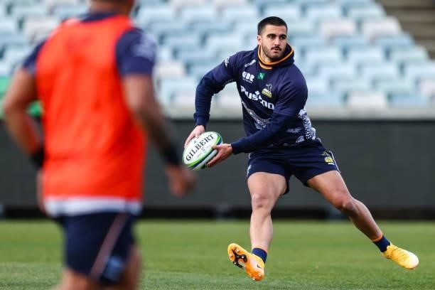 Tom Wright looks to pass during an ACT Brumbies Super Rugby Trans-Tasman captain's run at GIO Stadium on June 10, 2021 in Canberra, Australia.