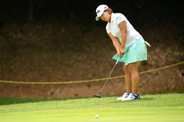 Ai Suzuki of Japan attempts a putt on the 5th green during the second round of the Ai Miyazato Suntory Ladies Open at Rokko Kokusai Golf Club on June...