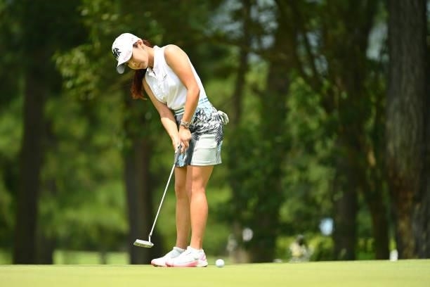 Bo-mee Lee of South Korea attempts a putt on the 4th green during the second round of the Ai Miyazato Suntory Ladies Open at Rokko Kokusai Golf Club...