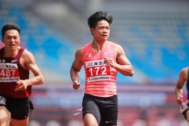 Su Bingtian of Guangdong competes in the Men's 100 Metres heats on day one of 2021 Chinese National Athletics Championships & Tokyo Olympic Trials at...