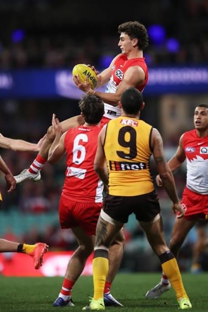 Sam Wicks of the Swans takes a mark during the round 13 AFL match between the Sydney Swans and the Hawthorn Hawks at Sydney Cricket Ground on June...