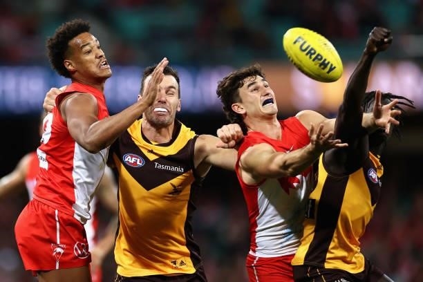 Sam Wicks of the Swans attempts to catch the ball during the round 13 AFL match between the Sydney Swans and the Hawthorn Hawks at Sydney Cricket...