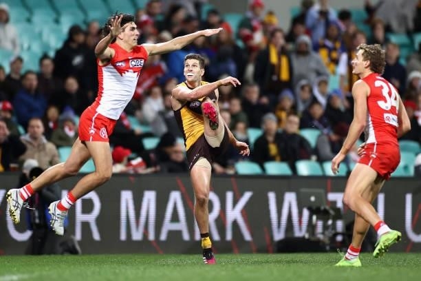 Luke Breust of the Hawks kicks a goal during the round 13 AFL match between the Sydney Swans and the Hawthorn Hawks at Sydney Cricket Ground on June...