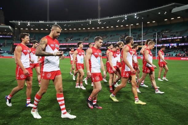 Swans players look dejected after the round 13 AFL match between the Sydney Swans and the Hawthorn Hawks at Sydney Cricket Ground on June 11, 2021 in...