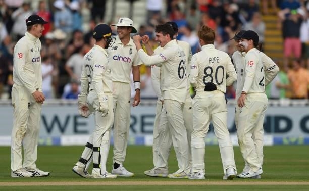 Dan Lawrence of England celebrates with Zac Crawley, James Bracey, Stuart Broad, Joe Root and Rory Burns after dismissing Will Young of New Zealand...