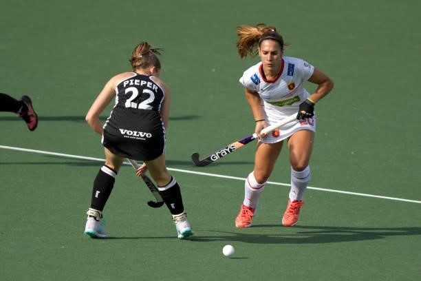 Xantal Gine Patsi of Spain, Cecile Pieper of Germany during the Euro Hockey Championships match between Duitsland and Spanje at Wagener Stadion on...