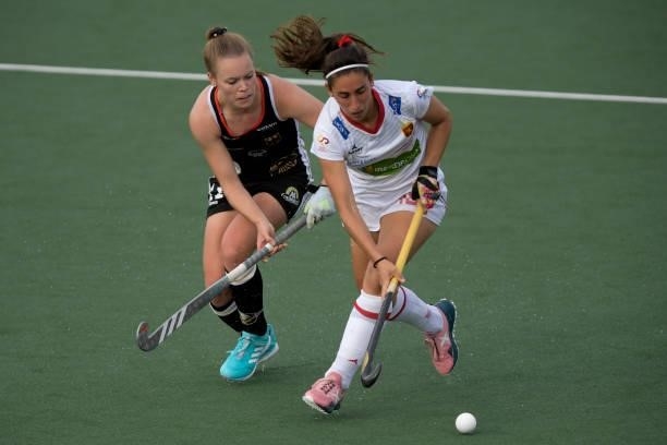 Julia Pons Genesca of Spain, Lena Micheel of Germany during the Euro Hockey Championships match between Duitsland and Spanje at Wagener Stadion on...