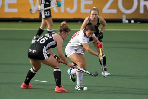 Belen Iglesias Marcos of Spain, Sonja Zimmermann of Germany during the Euro Hockey Championships match between Duitsland and Spanje at Wagener...