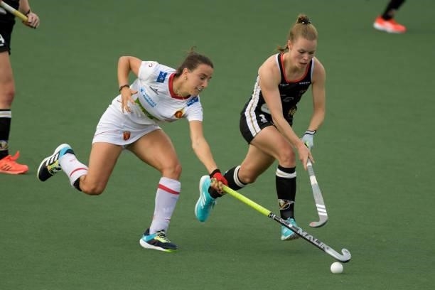 Belen Iglesias Marcos of Spain, Lena Micheel of Germany during the Euro Hockey Championships match between Duitsland and Spanje at Wagener Stadion on...