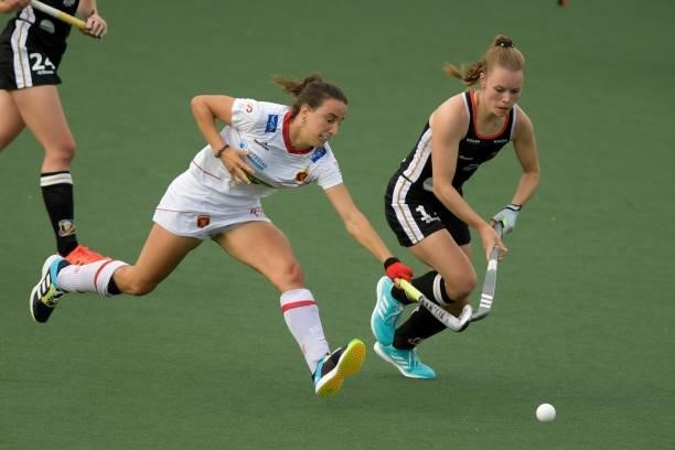 Belen Iglesias Marcos of Spain, Lena Micheel of Germany during the Euro Hockey Championships match between Duitsland and Spanje at Wagener Stadion on...