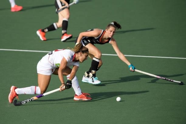 Xantal Gine Patsi of Spain, Cecile Pieper of Germany during the Euro Hockey Championships match between Duitsland and Spanje at Wagener Stadion on...