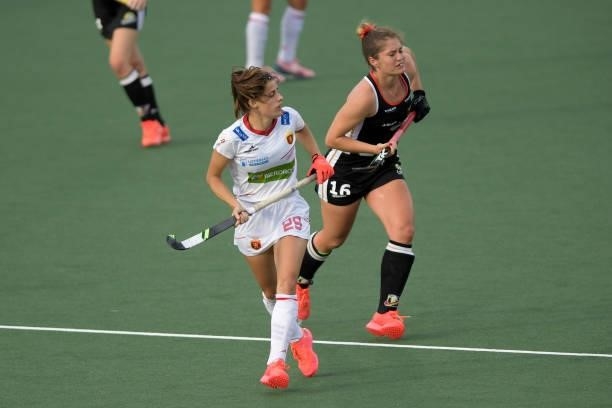 Lucia Jimenez Vincente of Spain, Sonja Zimmermann of Germany during the Euro Hockey Championships match between Duitsland and Spanje at Wagener...