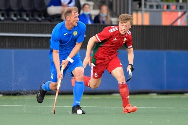 Alexander Skiperskiy of Russia, Jacob Draper of Wales during the Euro Hockey Championships Men match between Wales and Russia at Wagener Stadion on...