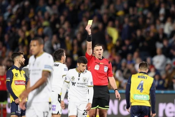 Referee Shaun Evans talks with players during the A-League Elimination Final match between Central Coast Mariners and Macarthur FC at Central Coast...