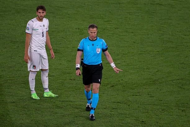 Manuel Locatelli of Italy, referee Danny Makkelie during the UEFA Euro 2020 Group A match between Turkey and Italy at Stadio Olympico on June 11,...
