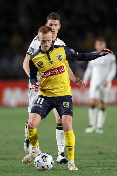 Jack Clisby of the Mariners is contested by Jake McGing of Macarthur during the A-League Elimination Final match between Central Coast Mariners and...