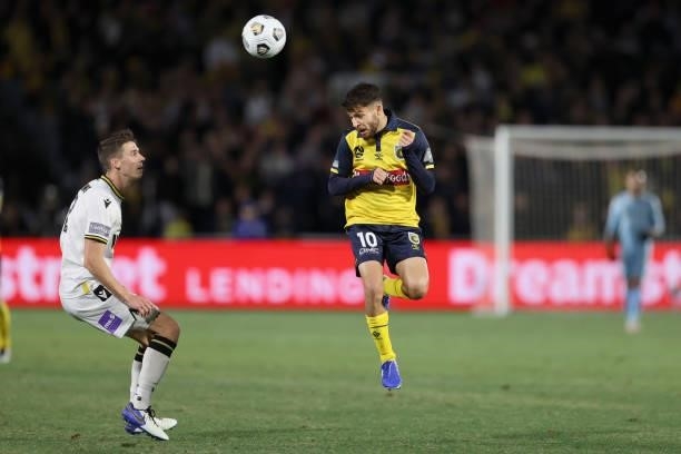 Daniel De Silva of the Mariners heads the ball during the A-League Elimination Final match between Central Coast Mariners and Macarthur FC at Central...