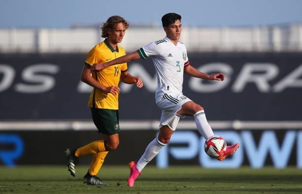 Kevin Nahín Álvarez Campos of Mexico competes for the ball with Ryan Teague of Australia during a International Friendly match between Mexico and...