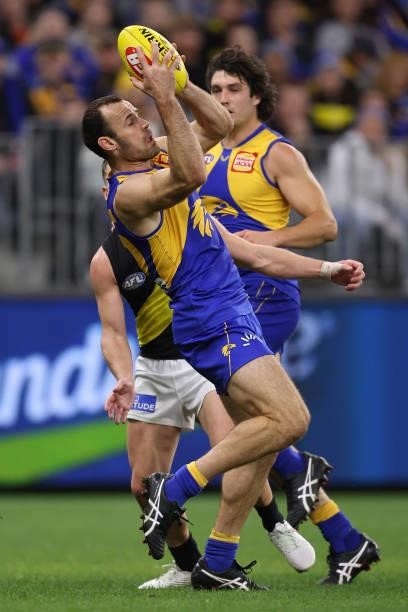 Shannon Hurn of the Eagles marks the ball during the round 14 AFL match between the West Coast Eagles and the Richmond Tigers at Optus Stadium on...
