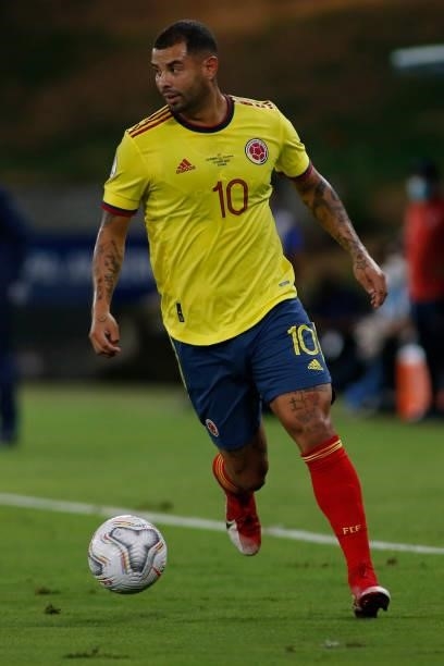Edwin Cardona of Colombia controls the ball during a Group B match between Ecuador and Colombia at Arena Pantanal on June 13, 2021 in Cuiaba, Brazil.