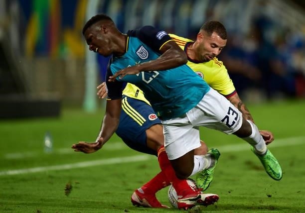 Moises Caicedo of Ecuador competes for the ball with Edwin Cardona of Colombia during a Group B match between Ecuador and Colombia at Arena Pantanal...