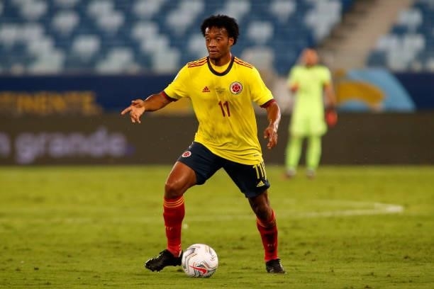 Juan Cuadrado of Colombia controls the ball during a Group B match between Ecuador and Colombia at Arena Pantanal on June 13, 2021 in Cuiaba, Brazil.