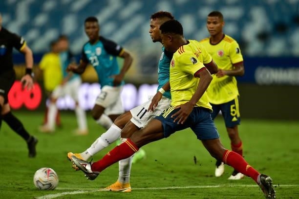 Michael Estrada of Ecuador competes for the ball with Oscar Murillo of Colombia during a Group B match between Ecuador and Colombia at Arena Pantanal...