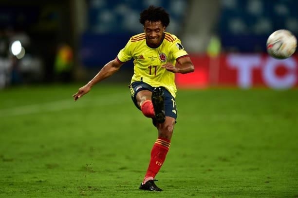 Juan Cuadrado of Colombia kicks the ball during a Group B match between Ecuador and Colombia at Arena Pantanal on June 13, 2021 in Cuiaba, Brazil.