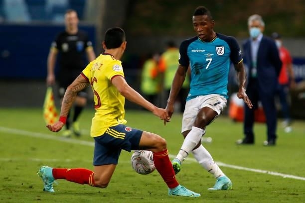 Daniel Muñoz of Colombia competes for the ball with Pervis Estupiñan of Ecuador during a Group B match between Ecuador and Colombia at Arena Pantanal...