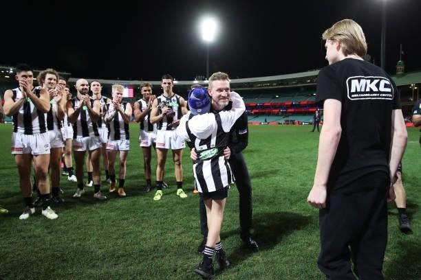 Magpies head coach Nathan Buckley celebrates victory with sons Ayce Buckley and Jett Buckley after coaching his final game for the Magpies during the...