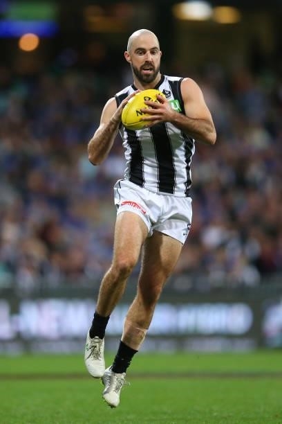 Steele Sidebottom of the Magpies marks the ball during the round 13 AFL match between the Melbourne Demons and the Collingwood Magpies at Sydney...