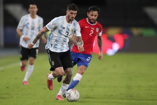 Rodrigo De Paul of Argentina competes for the ball with Eugenio Mena of Chile during a Group A match between Argentina and Chile at Estadio Olímpico...